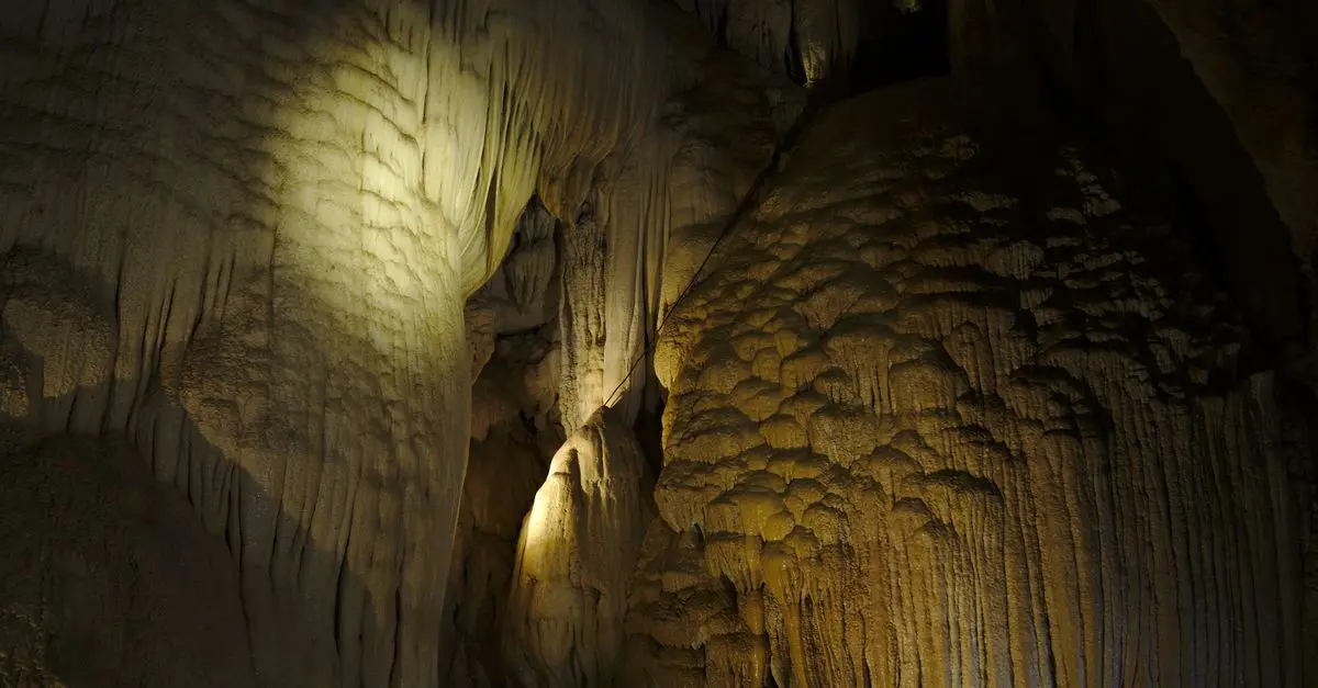 Randonnées Sous-Terraines : Explorer les Grottes de France