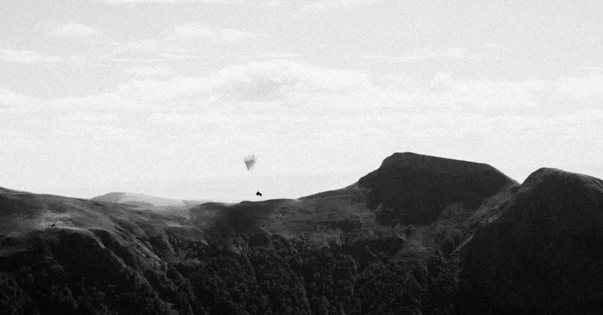 Comparatif des Activités Insolites : Saut à l'Élastique vs. Parapente